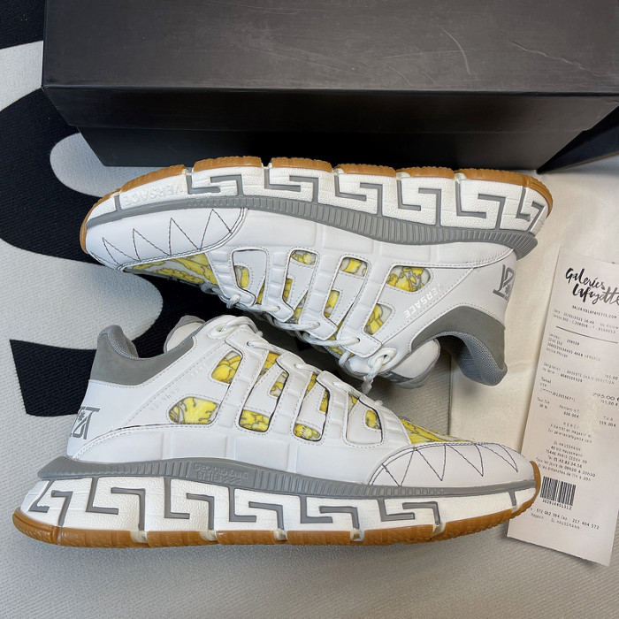 vers sneakers