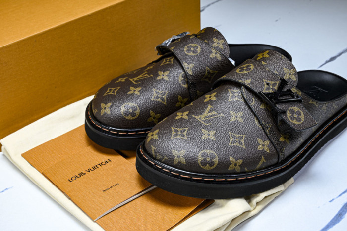 LV SANDALS