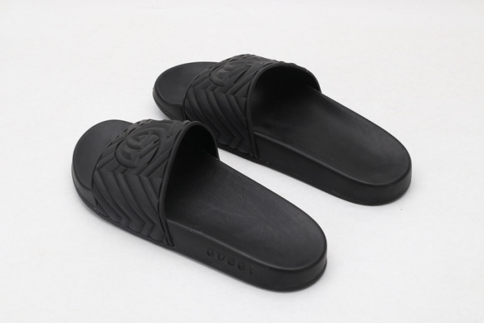 G*u*i sandals