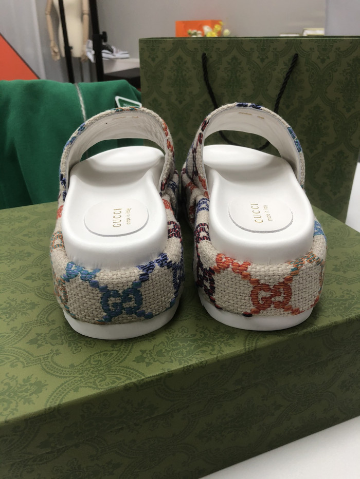 G*u*i sandals