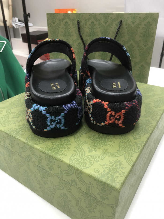 G*u*i sandals