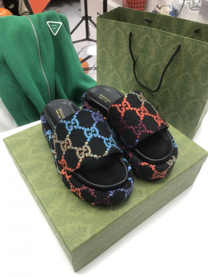 G*u*i sandals