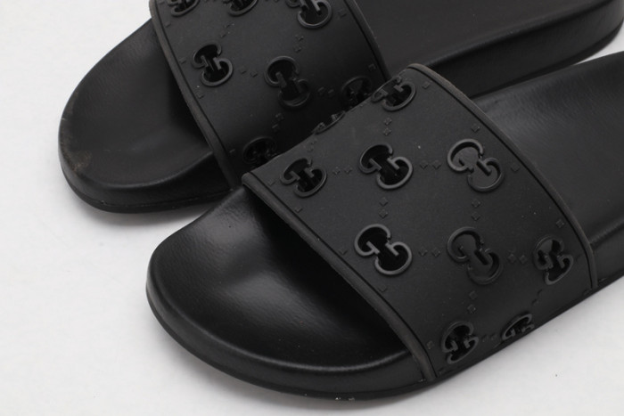 G*u*i sandals