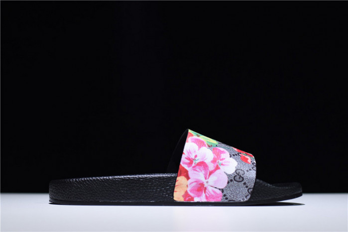 G*u*i sandals