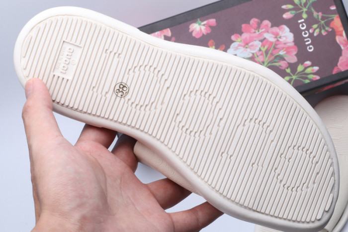 G*u*i sandals