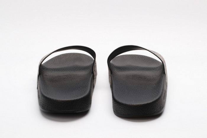 G*u*i sandals