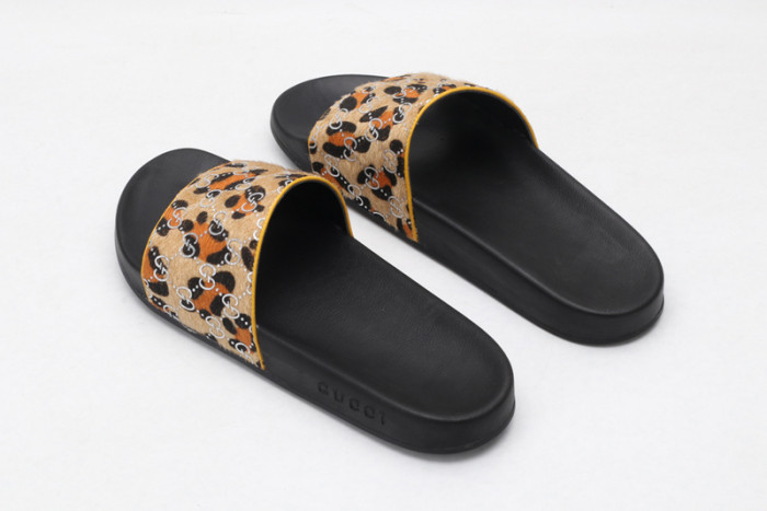 G*u*i sandals
