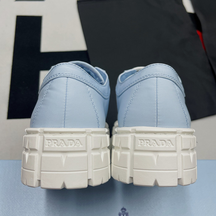 pra*a low top sneake